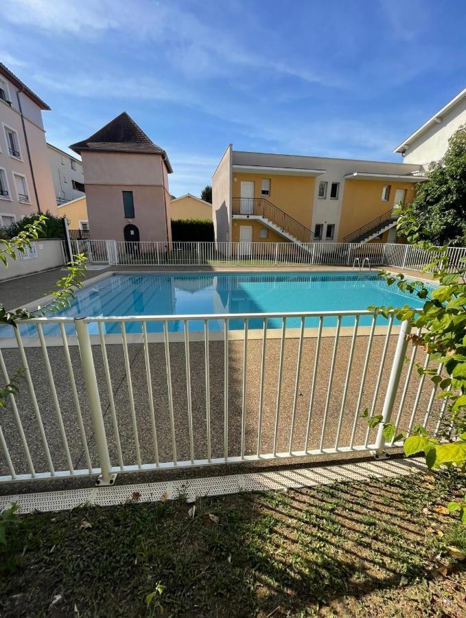 Appartement Avec Place De Parking Et Piscine Villefranche-sur-Saône Exteriör bild